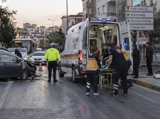 Çekmeköy’de Trafik Kazası: 2 Kişi Yaralandı
